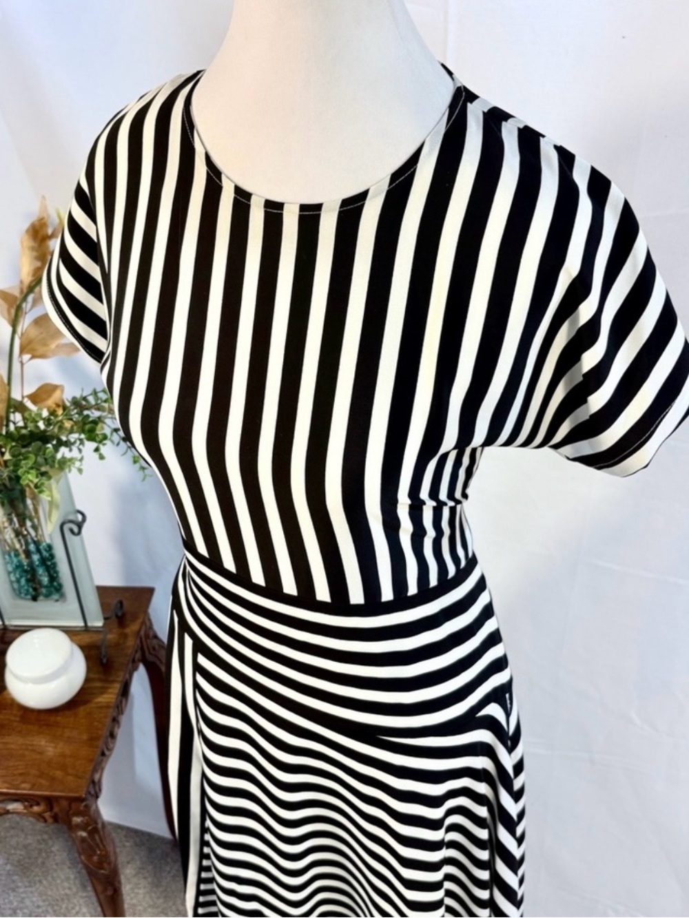 💥Karl Lagerfeld Paris Black White Striped Asymmetrical Midi Dress Sz 4💛 - Picture 6 of 10